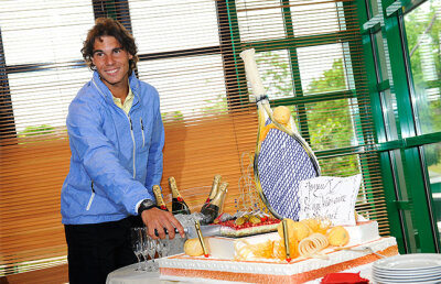 FOTO Nadal asaltat cu torturi la Paris :D