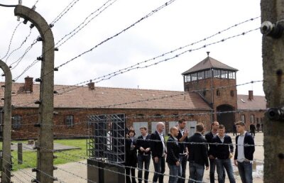 În spatele sîrmei ghimpate » Olandezii şi italienii au pătruns ieri în lagărul ororilor: Auschwitz-Birkenau