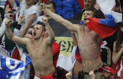 VIDEO Partea întunecată de la Euro » Fanii ruşi au bătut cu bestialitate cîţiva oameni de ordine!