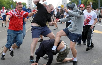 FOTO&VIDEO Război la Varşovia » Suporterii polonezi şi cei ruşi s-au încăierat înaintea meciului de la Euro