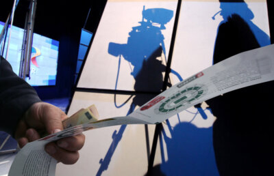 Şmecherii de la Sport, din TVR, suspectaţi că jonglează pe piaţa neagră cu biletele obţinute din drepturile TV