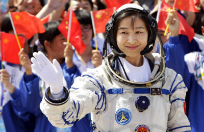 Premieră în China: prima femeie care va zbura în spaţiu (VIDEO)