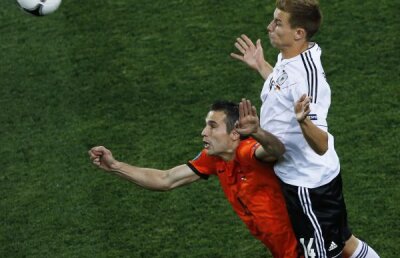 A fugit din vestiar! » Van Persie şi-a abandonat echipa după eşecul cu nemţii