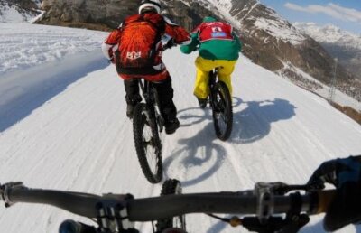 VIDEO Cum ar fi să cobori cu bicicleta un gheţar la 145km/h? :O
