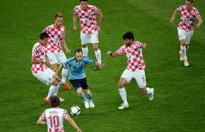 6vs1 » Tactică împotriva lui Iniesta: şase adversari îl marchează!