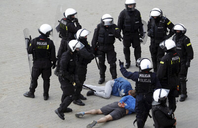 3 români arestaţi! » Conaţionalii noştri au făcut scandal şi la EURO