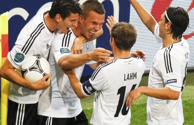 Ştim sferturile Euro 2012 » Cine pune mîna pe trofeu?