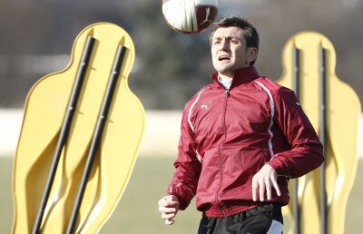 Rapidiştii nu-l suportă, dar Sabău i-a pregătit un loc de titular » Surdu rămîne în Giuleşti!