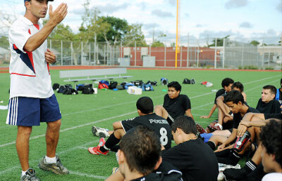 Tudor Octavian despre cît valorează antrenorii români la nivel internaţional » Bere şi cartofi prăjiţi