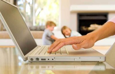 Proaspetele mămici pierd vremea pe Facebook