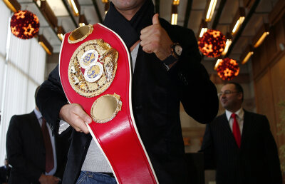 Vacanţa a luat sfîrşit » Bute a plecat în Canada: "Voi reveni cu centura!"