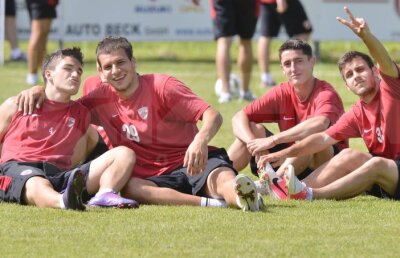 FOTO Vă pupă Cosmin :D » Matei şi ceilalţi dinamovişti, bine dispuşi înainte de amicalul cu Şahtior