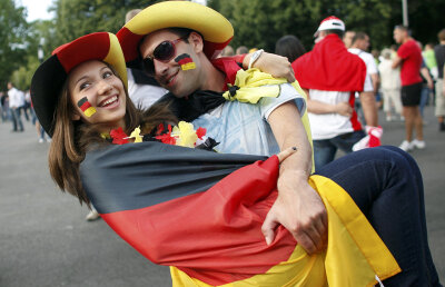 FOTO Ultima sărbătoare » Varşovia s-a despărţit aseară de Euro, asaltată de peste 20.000 de nemţi