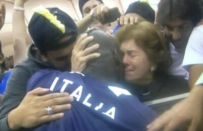 VIDEO Un altfel de Balotelli » Eroul Italiei şi-a îmbrăţişat mama la finalul meciului cu Germania