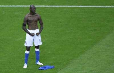 Balotelli rămîne Balotelli: "Arbitrul mi-a dat galben pentru că era gelos pe corpul meu" :D