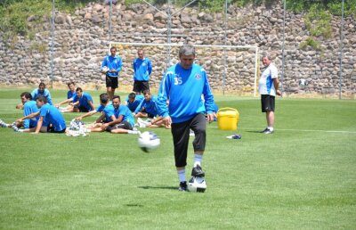 FOTO "Regele" s-a întors pe gazon » Hagi îi pregăteşte pe tinerii Viitorului să dea piept cu Steaua sau Dinamo