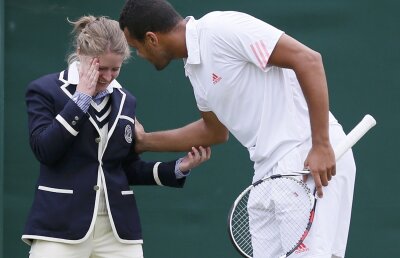 FOTO Gestul zilei la Wimbledon» Vezi de ce Tsonga a consolat un arbitru de linie