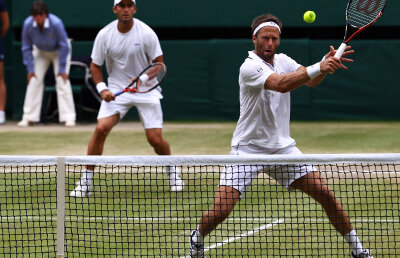 Victorie pe bucăţi » Horia Tecău şi Robert Lindstedt s-au calificat ieri în sferturile de finală de la Wimbledon