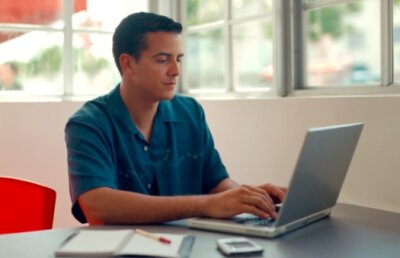 Eurobarometru: 23% din români accesează internetul de mai multe ori pe zi