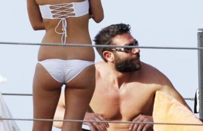 Paris Hilton a pus pe jar Ibiza! Uite cum petrece cu prietenii!