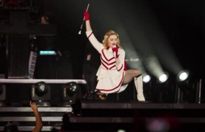 Madonna a intrerupt un concert pentru ca doi fani sa se logodeasca in public