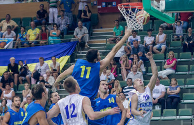 Făcuţi de ruşine: ”naţionala” a jucat în Ucraina cu echipamentul împrumutat de adversari