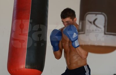 Singurul pugilist român calificat la Londra, Bogdan Juratoni, are o motivaţie suplimentară la fiecare antrenament: DRAPELUL ROMÂNIEI