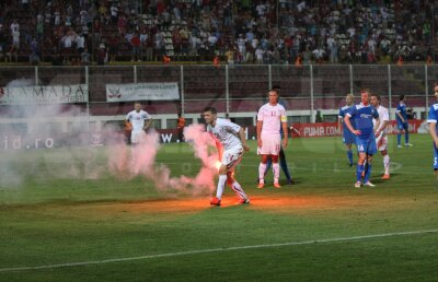 Probleme pentru Rapid!  Fanii giuleştenilor au aruncat o torţă în teren la meciul cu MyPa :X