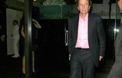 Michael Douglas vrea sa para mai tanar. Si-a facut o schimbare radicala de look!
