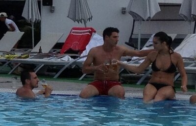 FOTO Ups! A comis-o din nou! » Fizioterapia după Matei: piscină, o brunetă focoasă şi o "blondă" rece