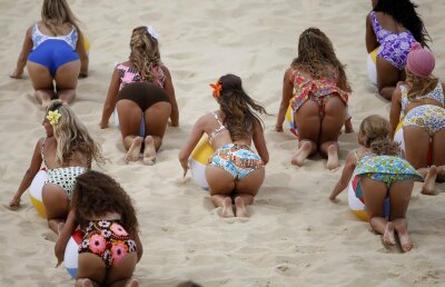 FOTO Nisip fierbinte » Majoretele de la volei pe plajă fac senzaţie la Olimpiadă