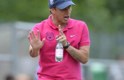 Reghecampf s-a enervat după ce a citit Gazeta Sporturilor de ieri: "Cînd mă voi certa cu un jucător pe teren, eu nu o să mai fiu antrenor la Steaua!"