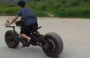 Un fan Batman își construieste propriul Batpod