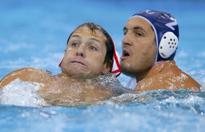 România pierde cu Muntenegru, 8-12. Doar o minune ne califică în "sferturi"