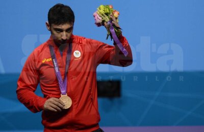 Tudor Octavian: "Mîinile medaliaţilor noştri trebuie sărutate fiindcă sînt însăşi definiţia umanului în sport"