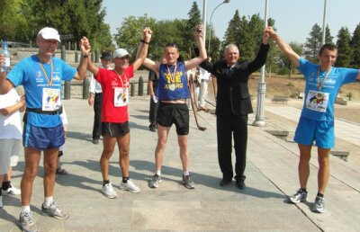 VIDEO Eroii dintre noi » Povestea tulburătoare a românului care a cîştigat azi un maraton, după ce anul trecut o maşină l-a făcut zob pe "zebră"