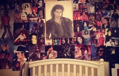 Fiica lui Michael Jackson are camera plina de poze cu tatal sau