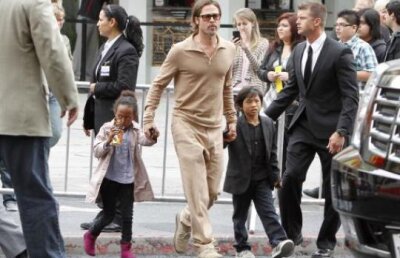 Brad Pitt i-a cumparat fiului sau o motocicleta si i-a construit o pista de motocross