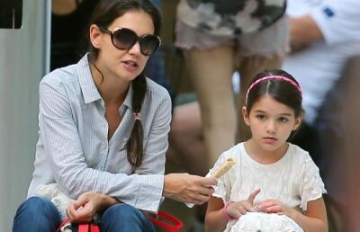 Katie Holmes apeleaza la ajutor psihologic. Se teme pentru viitorul ei si al lui Suri