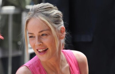 Sharon Stone, cu tigari si vin rosu pe platoul de filmare!