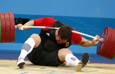 FOTO Doborît de greutăţi! » Nemţul Steiner a cedat sub povara halterei, care i-a căzut pe gît