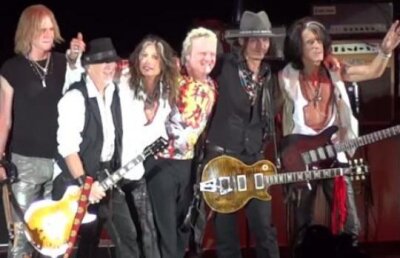 VIDEO! Johnny Depp este rockstar! Actorul a facut un show de zile mari alaturi de trupa Aerosmith!