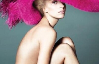 Lady Gaga s-a dezbracat pentru Vogue septembrie