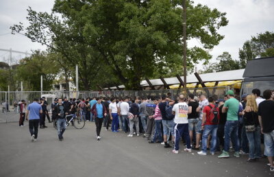 Se vînd bilete la Dinamo-Barcelona şi după miezul nopţii, pînă la ultimul client!