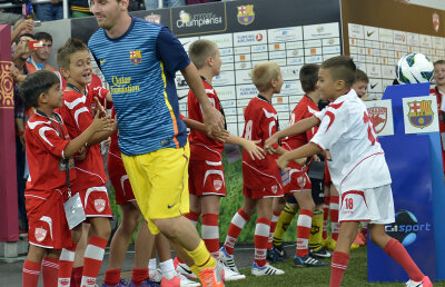 FOTO Spectacol dintr-o altă lume » Nu s-a umplut stadionul, dar a fost o atmosferă de vis la Dinamo-Barcelona!