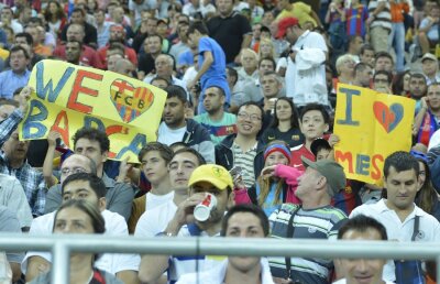 Misiune: prindeţi idolii » Isterie la finalul amicalului de lux: "Am luat prosopul lui Pique şi şosetele lui Iniesta"