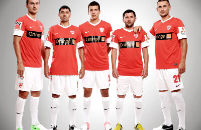 FOTO Hainele cele noi ale dinamoviştilor sînt aproape identice cu cele vechi » Ghiciţi diferenţa ;)