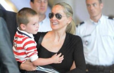 VIDEO! Sharon Stone, cu iubitul si copiii la un cinematograf din Capitala!