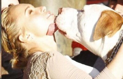 Hayden Panettiere saruta cu foc un... Pitbull!