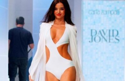 Miranda Kerr, sexy in costum de baie, la o prezentare de moda din Sydney